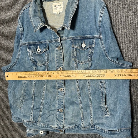 Torrid Plus Size 4 / 4X Jean Jacket Medium Wash Denim Stretch Trucker Blue - Picture 5 of 12